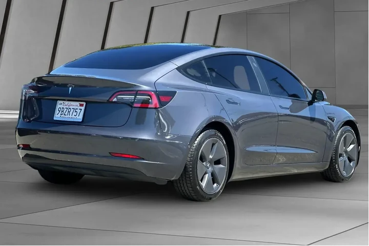 $23300 : Tesla Model 3 2022 4dr Sedan image 2