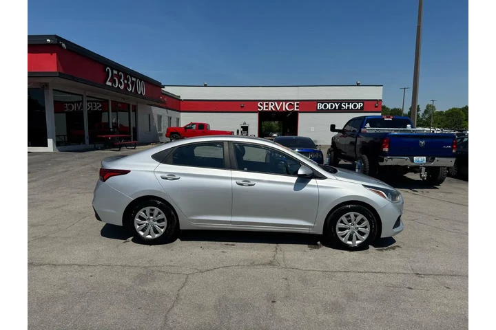 $6980 : 2018 Accent SE Sedan Manual image 1