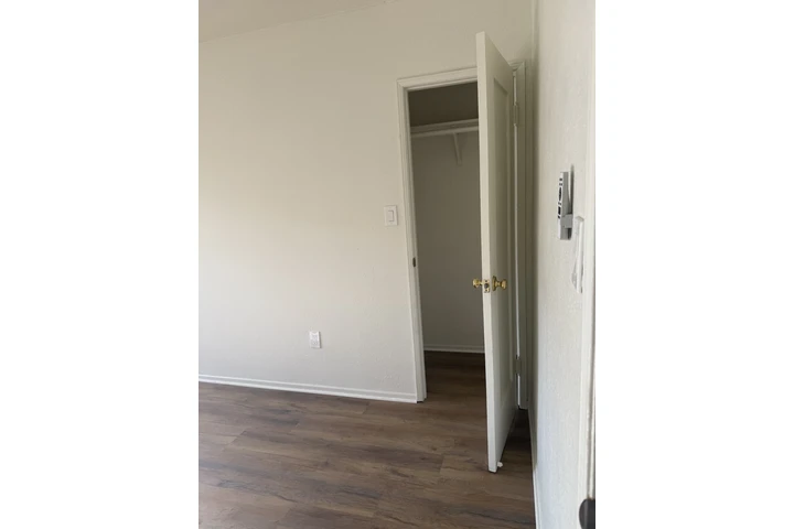 $1250 : SE RENTA CUARTO image 2