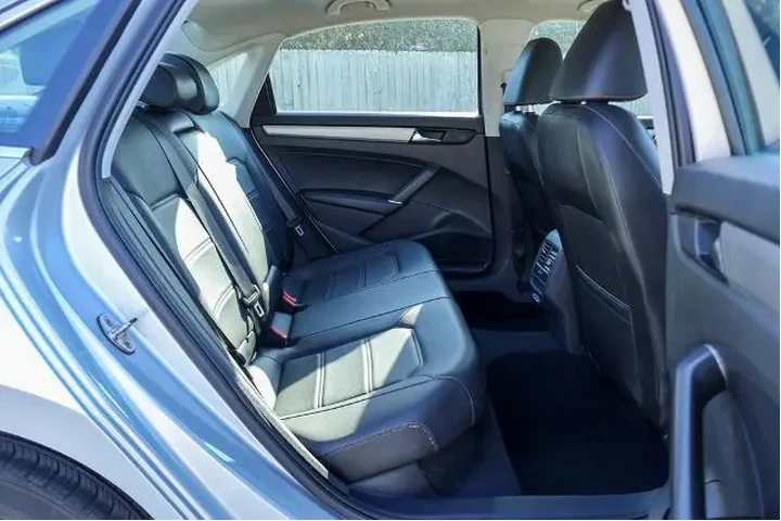 $14994 : Volkswagen Passat 2021 SE 4d image 10