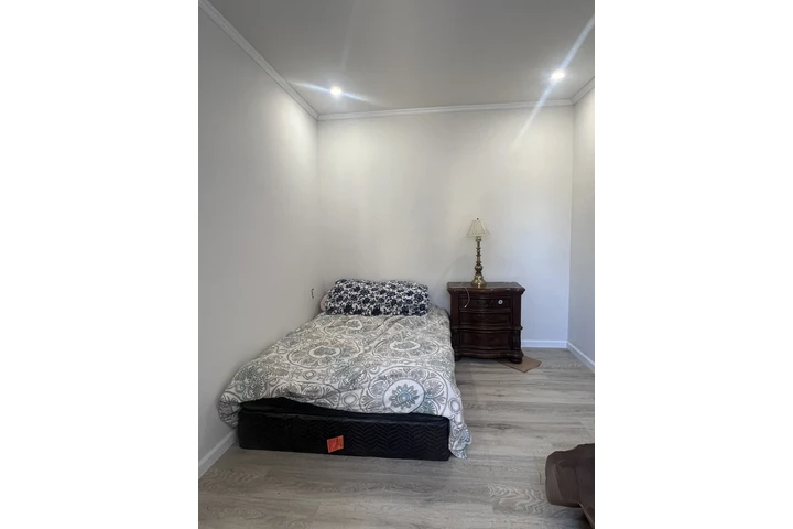 $850 : Cuarto amueblado image 2