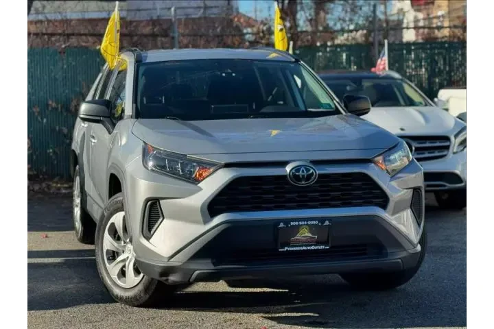 2019 TOYOTA RAV42019 TOYOTA R image 4
