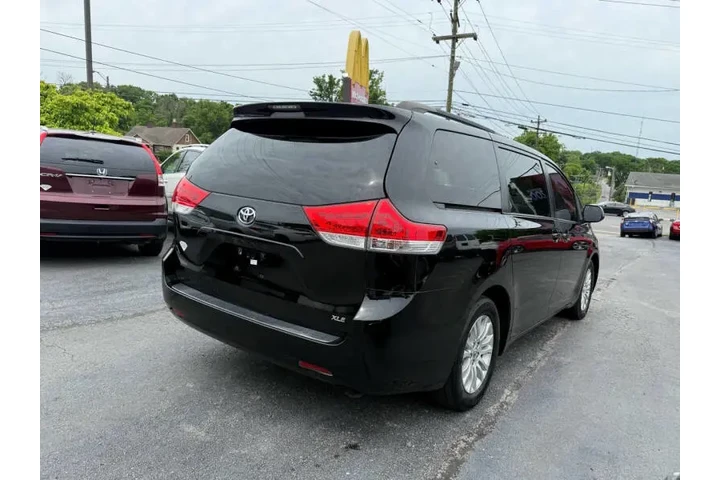 $13895 : 2011 Sienna XLE 8-Passenger image 9