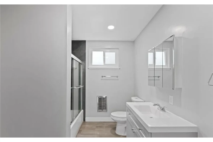 $1950 : 2 BEDROOM APT IN CARSON image 8