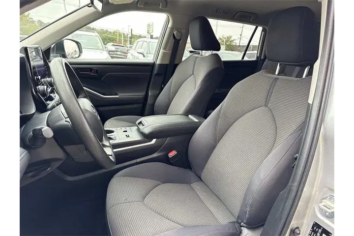 $31707 : Toyota Highlander 2023 L 4dr image 9