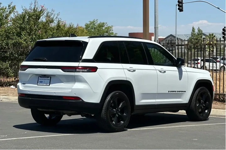 $27136 : Jeep Grand Cherokee 2023 4x4 image 2