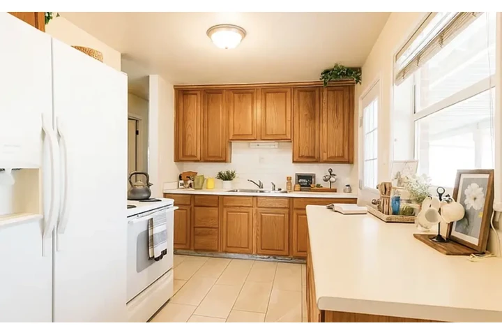 $900 : Move-in Ready 3-Bedroom home image 4