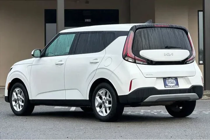 $16990 : Kia Soul 2024 LX 4dr Crossov image 6