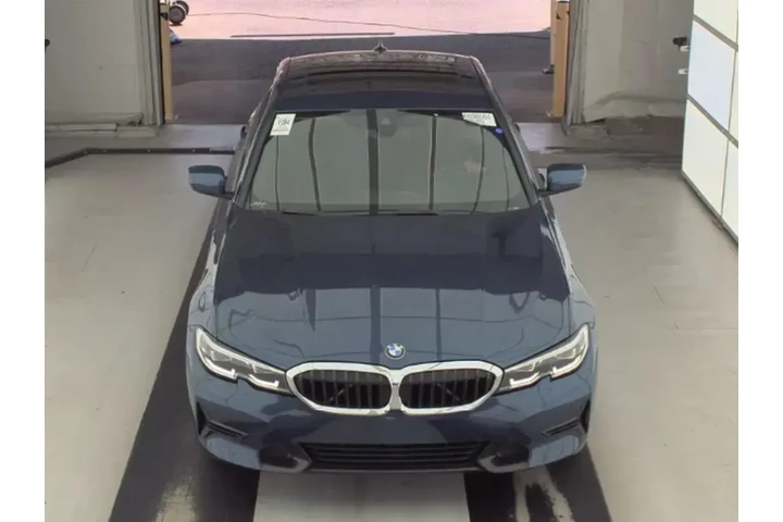 $23490 : BMW 3 Series 2022 330i 4dr S image 2