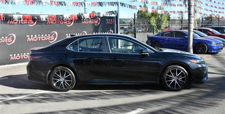 $26988 : Camry SE Sedan 4D image 9