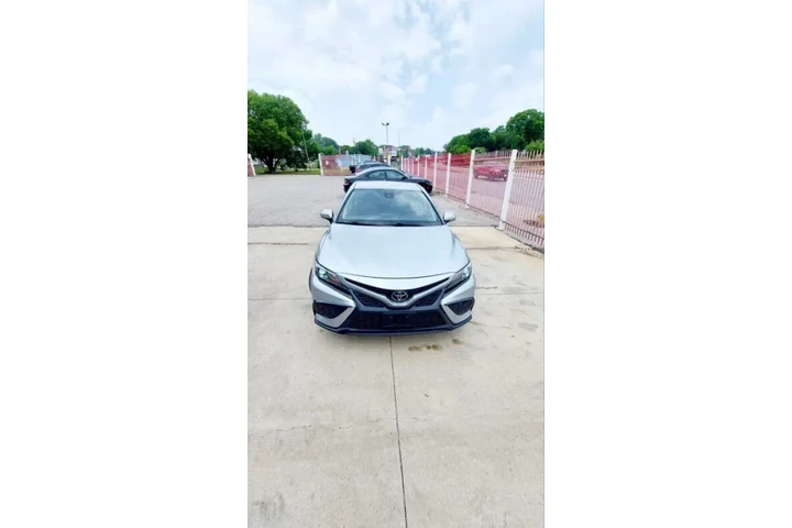 $15990 : 2022 Camry SE image 3