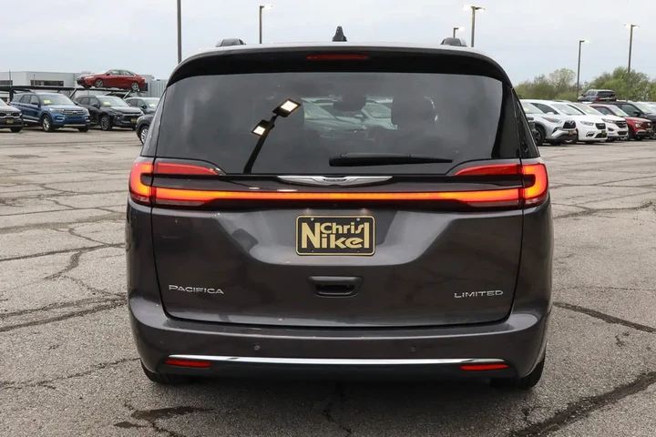 $26488 : 2023 Pacifica Limited FWD image 5