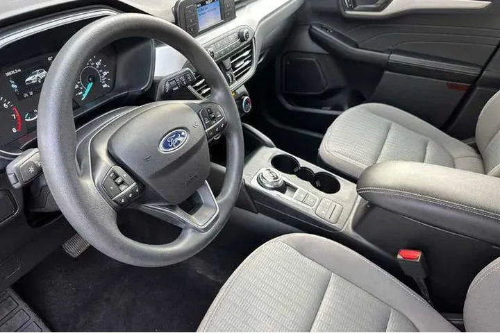 $15986 : Ford Escape 2022 S 4dr SUV image 4