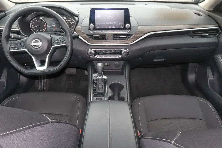 $22787 : 2025 Altima SV AWD image 10