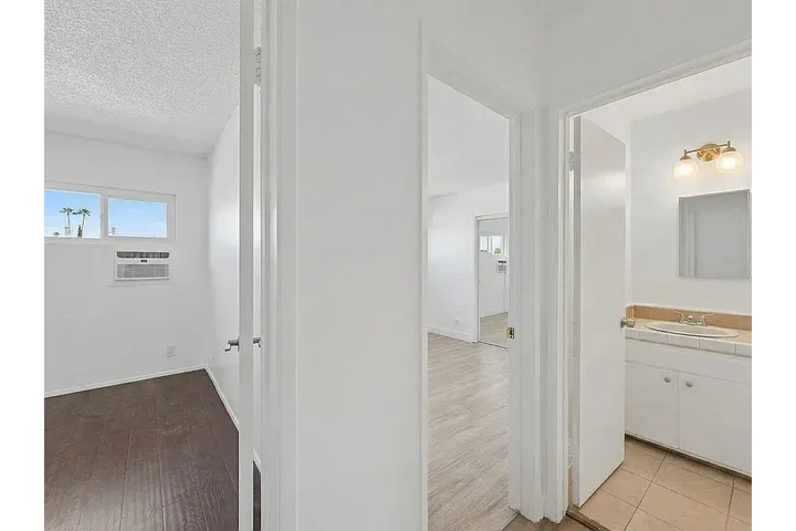 $2470 : ¡Recientemente Renovado! image 5