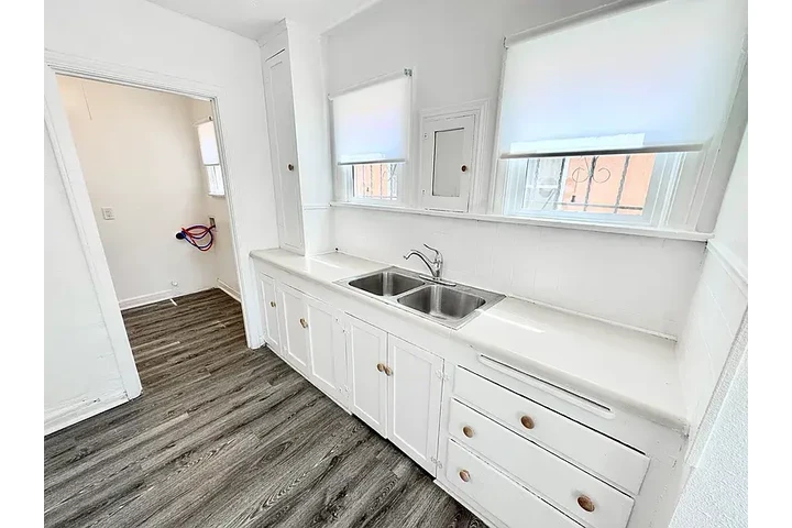 $1000 : Super cute, open floorplan wit image 4