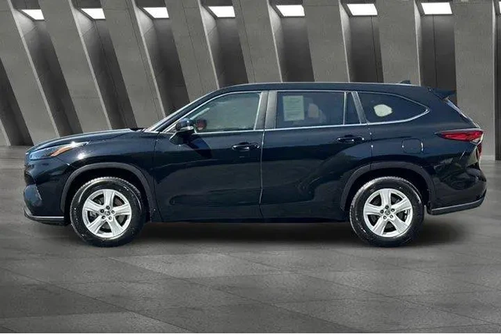 $30900 : Toyota Highlander 2023 LE 4d image 8
