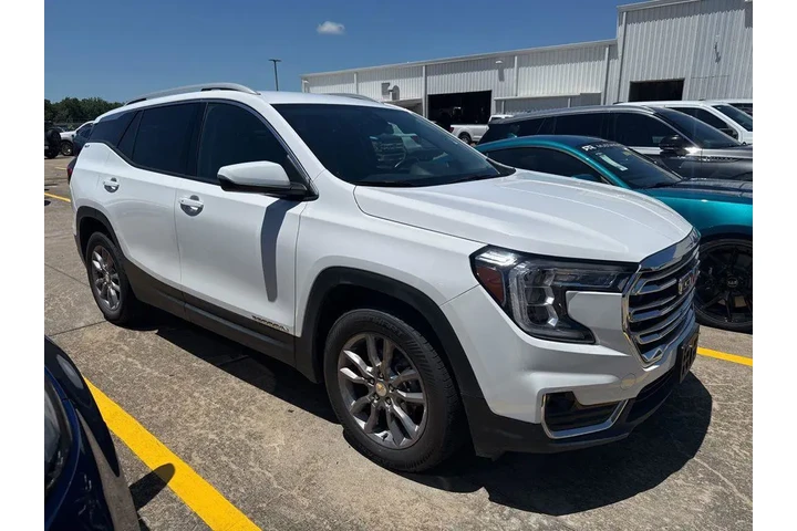 $23225 : GMC Terrain 2024 SLT 4dr SUV image 1