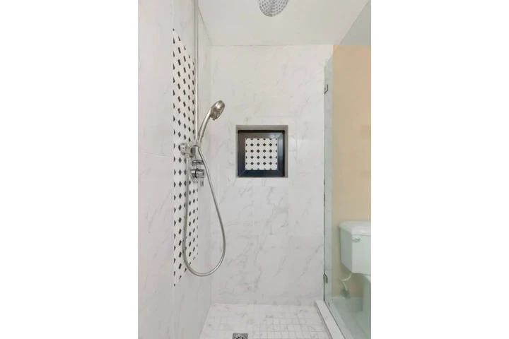 $2450 : 3 Bedroom Home in Koreatown LA image 10