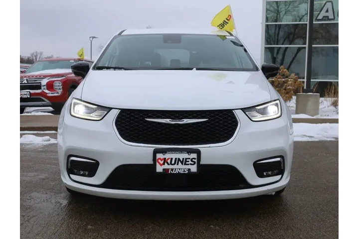 $26777 : Chrysler Pacifica Plug-In Hy image 3