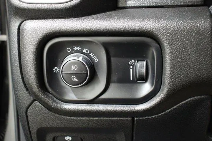$35882 : Ram 1500 2022 4x4 Big Horn 4d image 9