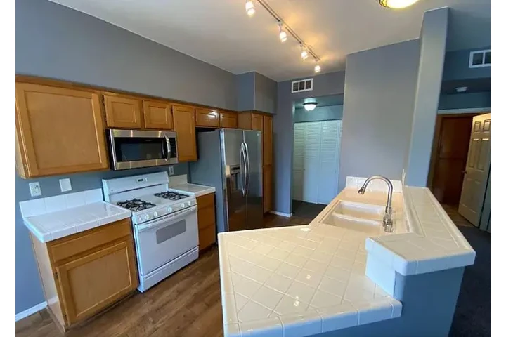 $1400 : Available 1Bedroom Apt  in LA image 4