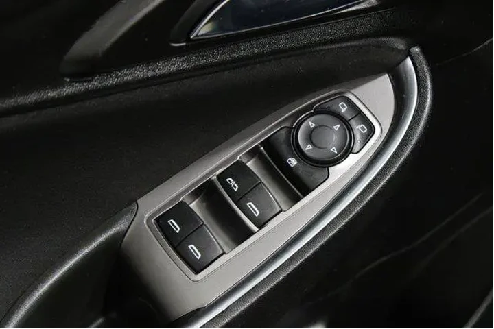 $16941 : Chevrolet Malibu 2021 LT 4dr image 4