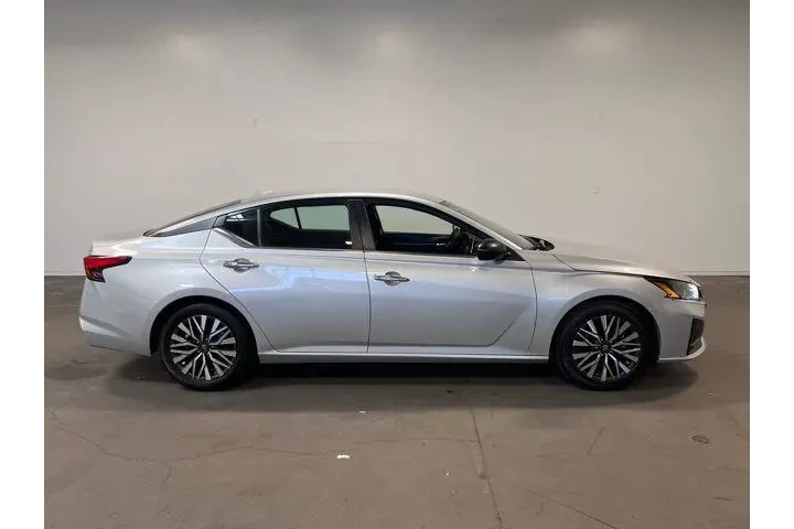 $17987 : Nissan Altima 2024 2.5 SV 4d image 2