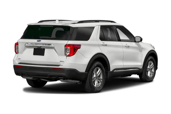 2021 Explorer XLT image 3