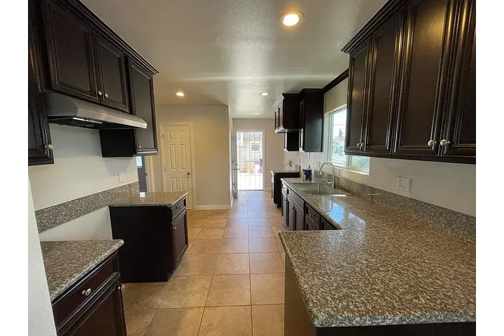 $900 : Two bedroom house in ready ! image 9