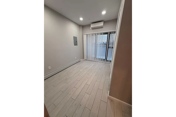 $4850 : 4 bed/3bath OZONE PARK image 6