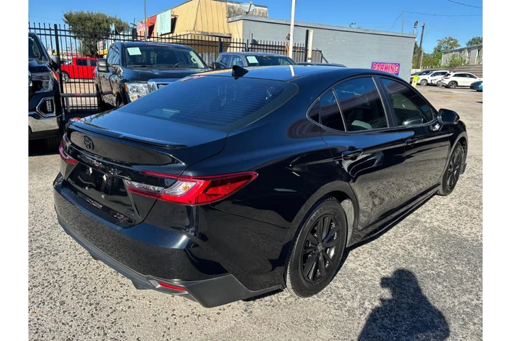 2025 Camry SE image 4