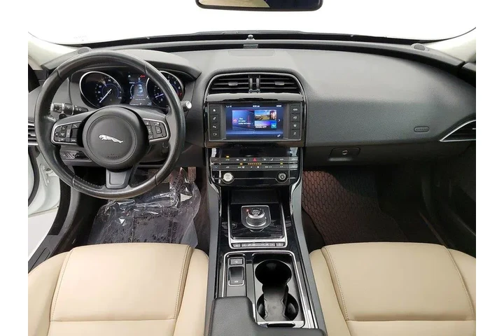 $17998 : Jaguar XE 2018 AWD 35t Premi image 9