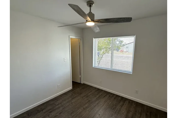 $1000 : 2Bed 1.5Bath Single Home image 3