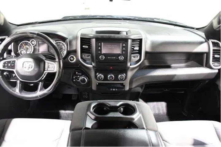 $35882 : Ram 1500 2022 4x4 Big Horn 4d image 2