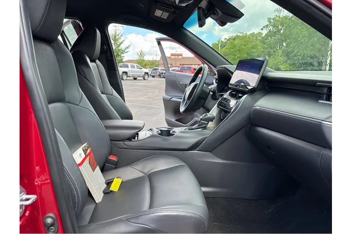 $42589 : Gold Certified2024 Venza XLE image 5