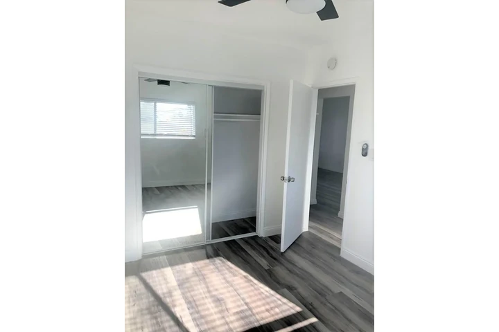 $1950 : 1 Bedroom 1 Bath Upstairs image 6