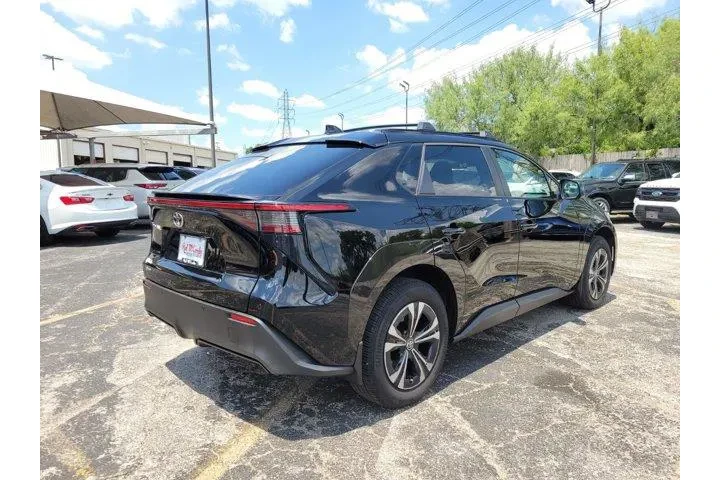 $31111 : Toyota bZ4X 2025 XLE 4dr Cro image 3