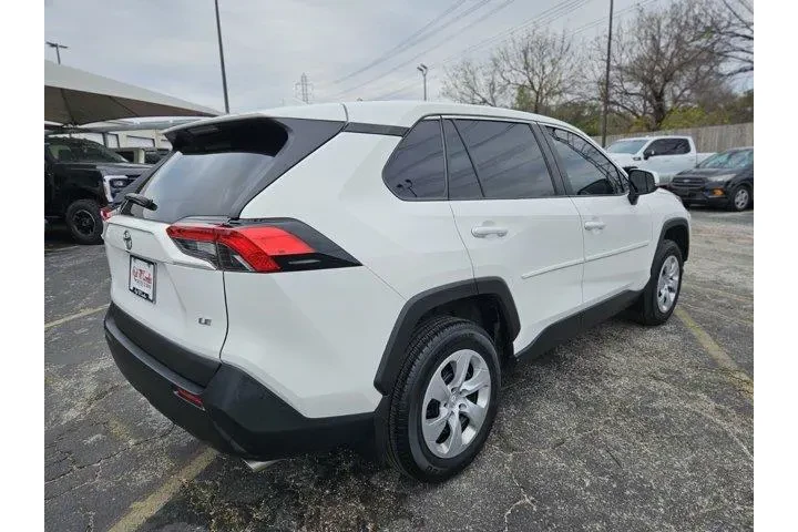 $28000 : Toyota RAV4 2024 LE 4dr SUV image 3