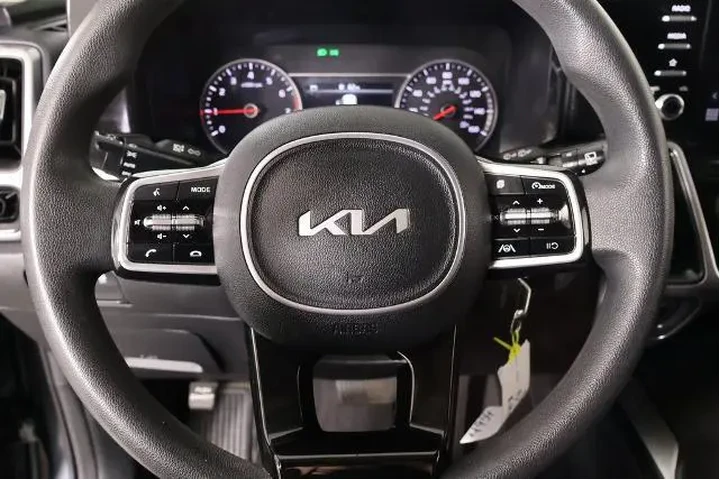 $23502 : Kia Sorento 2023 AWD LX 4dr image 3
