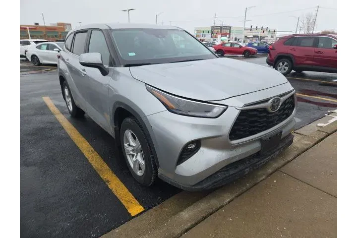 $28491 : Toyota Highlander 2023 LE 4d image 9