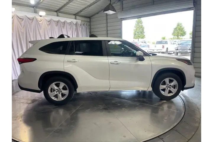$30299 : Toyota Highlander 2023 LE 4d image 4