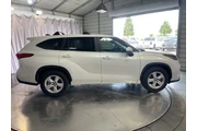 $30299 : Toyota Highlander 2023 LE 4d thumbnail