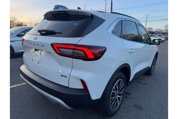 $31700 : Ford Escape Plug-In Hybrid 2 image 6