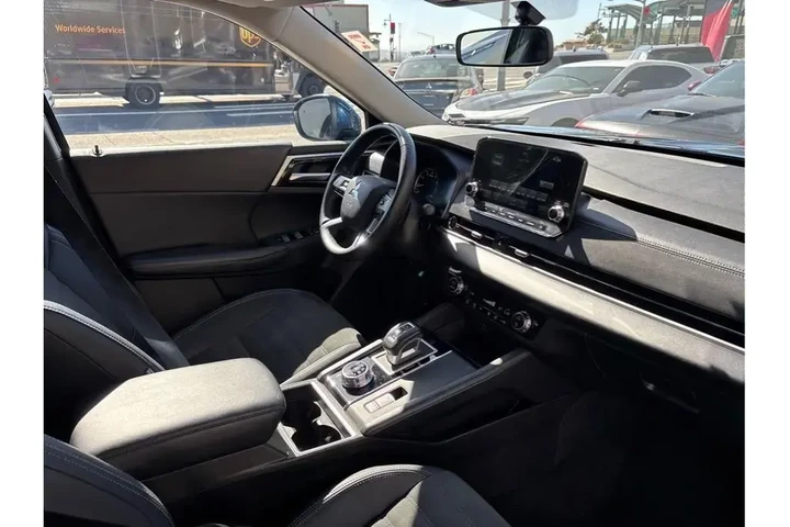 $27088 : Mitsubishi Outlander 2024 SE image 10