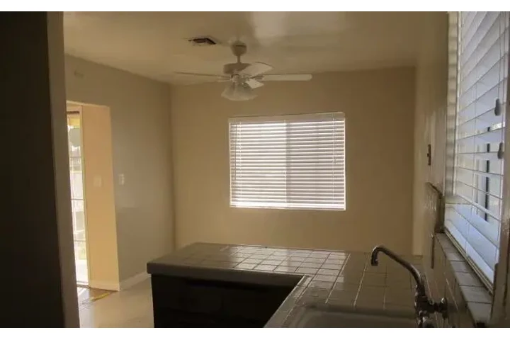 $2300 : RENTO EN LYNWOOD image 4