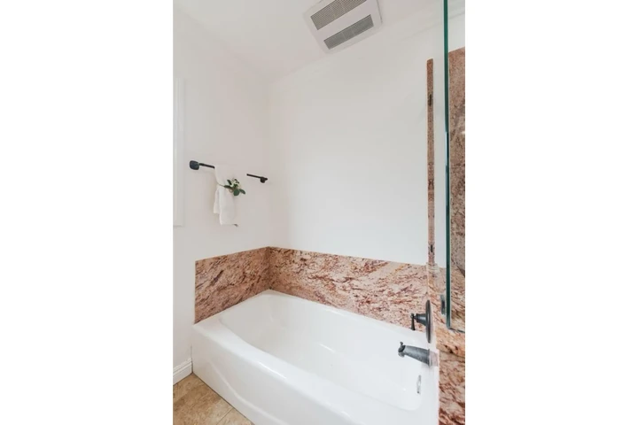 $2185 : 2 Bed 1Bath in Los Angeles image 9