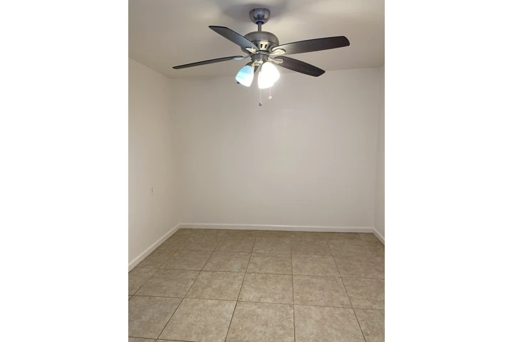 $750 : Se renta recámara en Fontana image 1