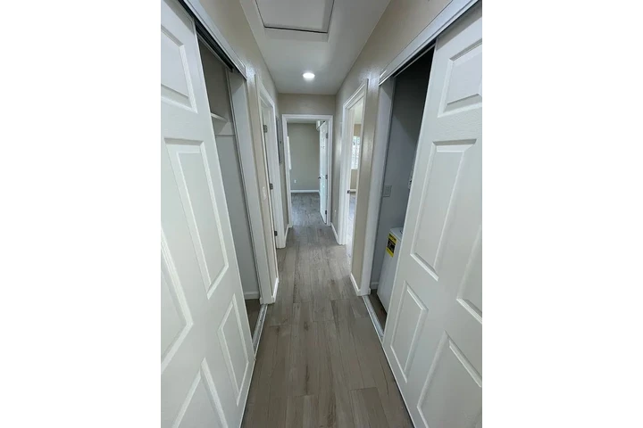 $800 : Cute Single story adu* 2bedroo image 3