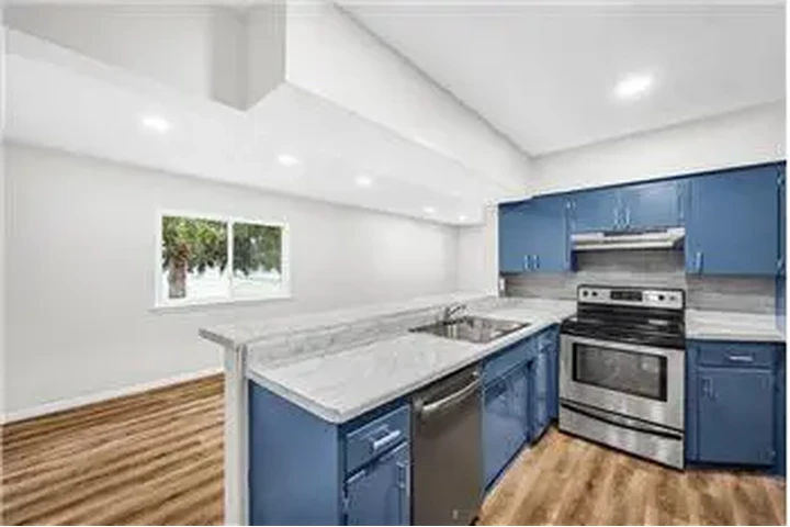 $900 : Rental property with 2 bedro image 9